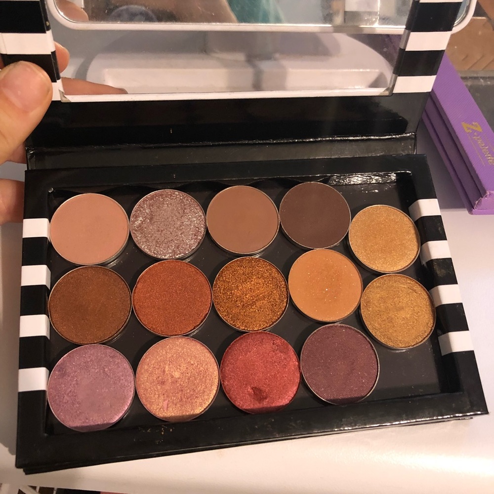Single shadow palette